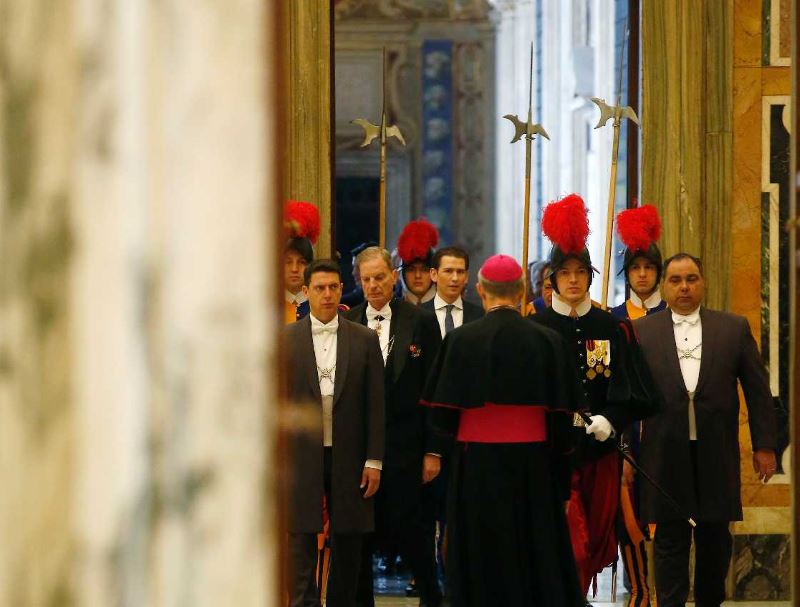 Bundeskanzler Sebastian Kurz ist am Montagvormittag von Papst Franziskus in Audienz empfangen worden.