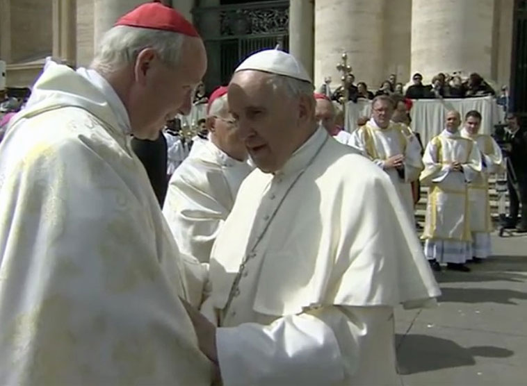 Papst Franziskus: 'Seid Apostel der Barmherzigkeit!' / Twitter @ASchwibach Kardinal Schönborn und Papst Franziskus am Sonntag der Barmherzigkeit