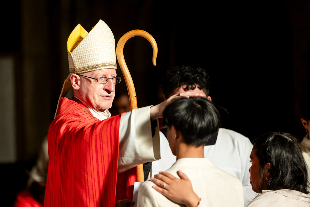 Handauflegung durch den Firmspender