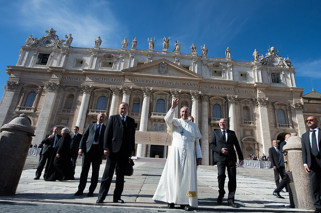Papst Franziskus winkt