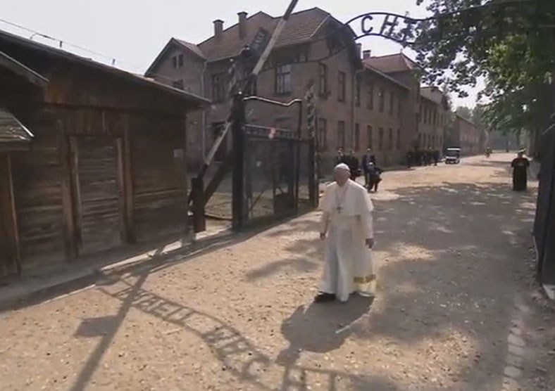 Stilles Gebet in der Todeszelle von Maximilian Kolbe, Kuss des Galgens am Appellhof, Entzünden einer Kerze an der Erschießungsmauer und Gespräch mit KZ-Überlebenden und Judenrettern. 