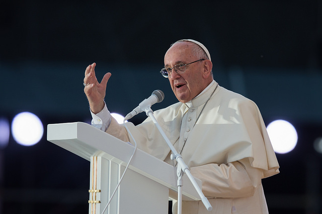 Franziskus fordert Aufbau einer 'Zukunft des Respekts, der Sicherheit und des Friedens'. Fatima-Seherkinder sind 'Vorbilder des christlichen Lebens'.