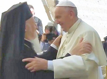 Patriarch Bartholomaios und Papst Franziskus / kathpress/ctv Assisi: Papst, Würdenträger und Flüchtlinge bei Kloster-Essen