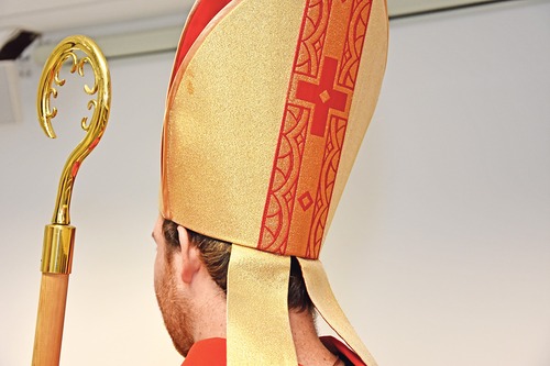 Nikolausdarsteller ohne Bart.